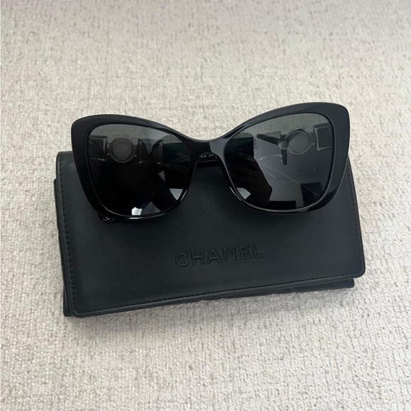 Chanel sunglasses worn one time - Picture 4 of 9